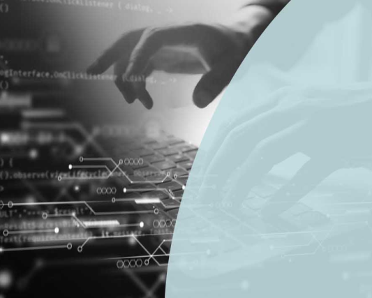 Manos tecleando con gráficos digitales