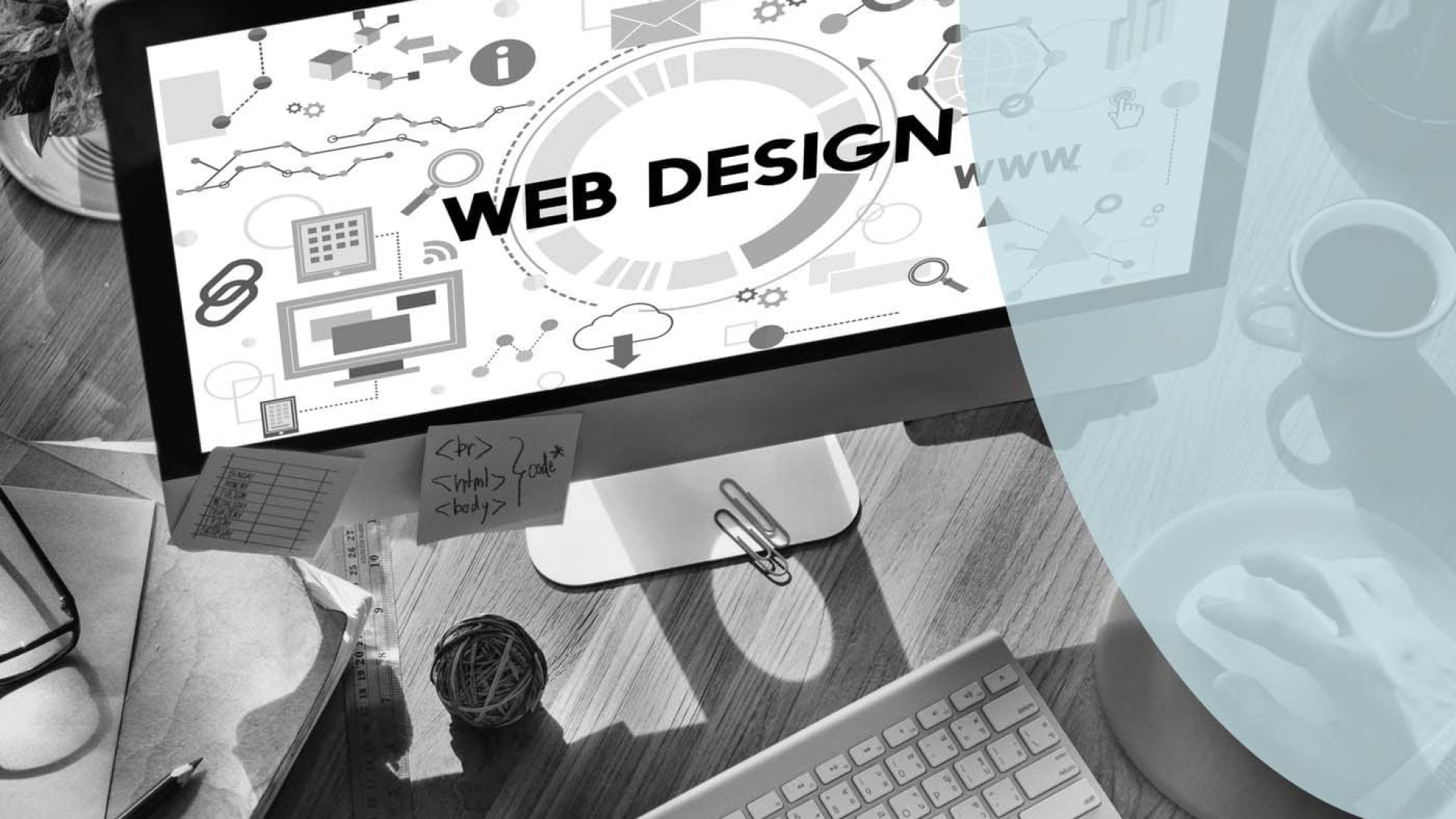 Escritorio con diseño web en pantalla