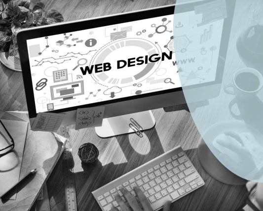 Escritorio con diseño web en pantalla
