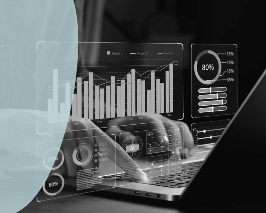 Pantalla con gráficos estadísticos y barras sobre un ordenador portátil, mostrando análisis de datos y métricas de rendimiento empresarial