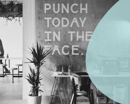 Frase motivacional en pared moderna