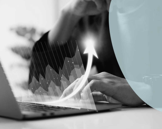 Manos tecleando con gráfico de subida