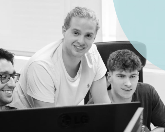 Tres personas trabajando en la oficina