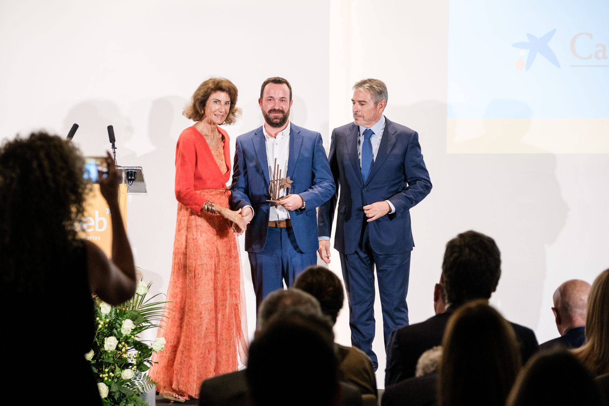Xavi March recibe el premio por parte de Carmen Planas