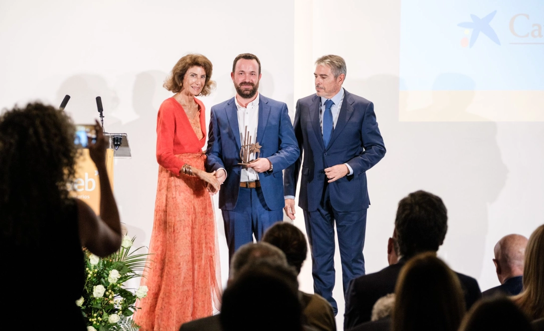 Xavi March recibe el premio por parte de Carmen Planas
