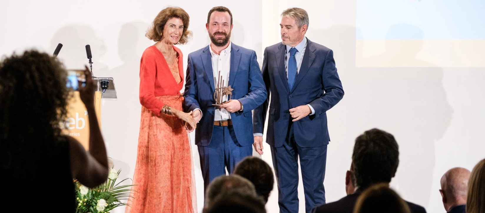 Xavi March recibe el premio por parte de Carmen Planas