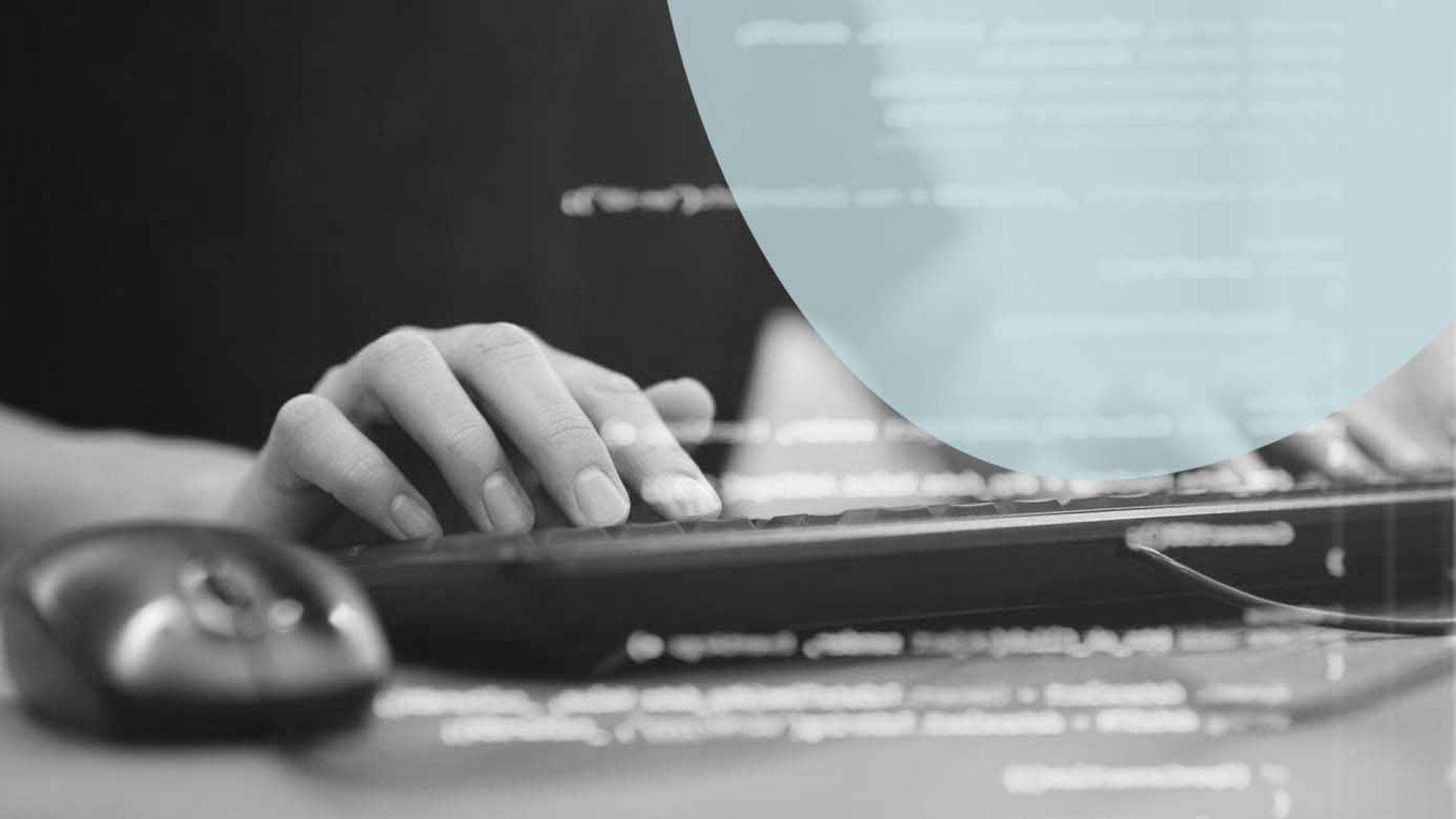 Manos tecleando con fondo de código