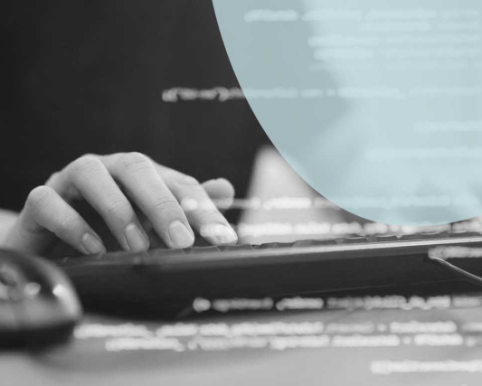 Manos tecleando con fondo de código