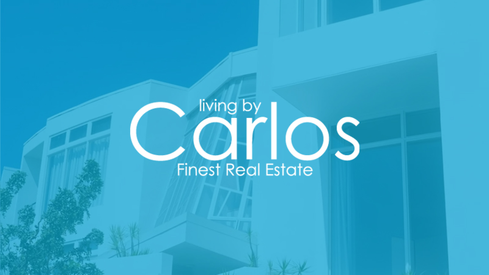 Logo Carlos sobre fachada moderna de lujo