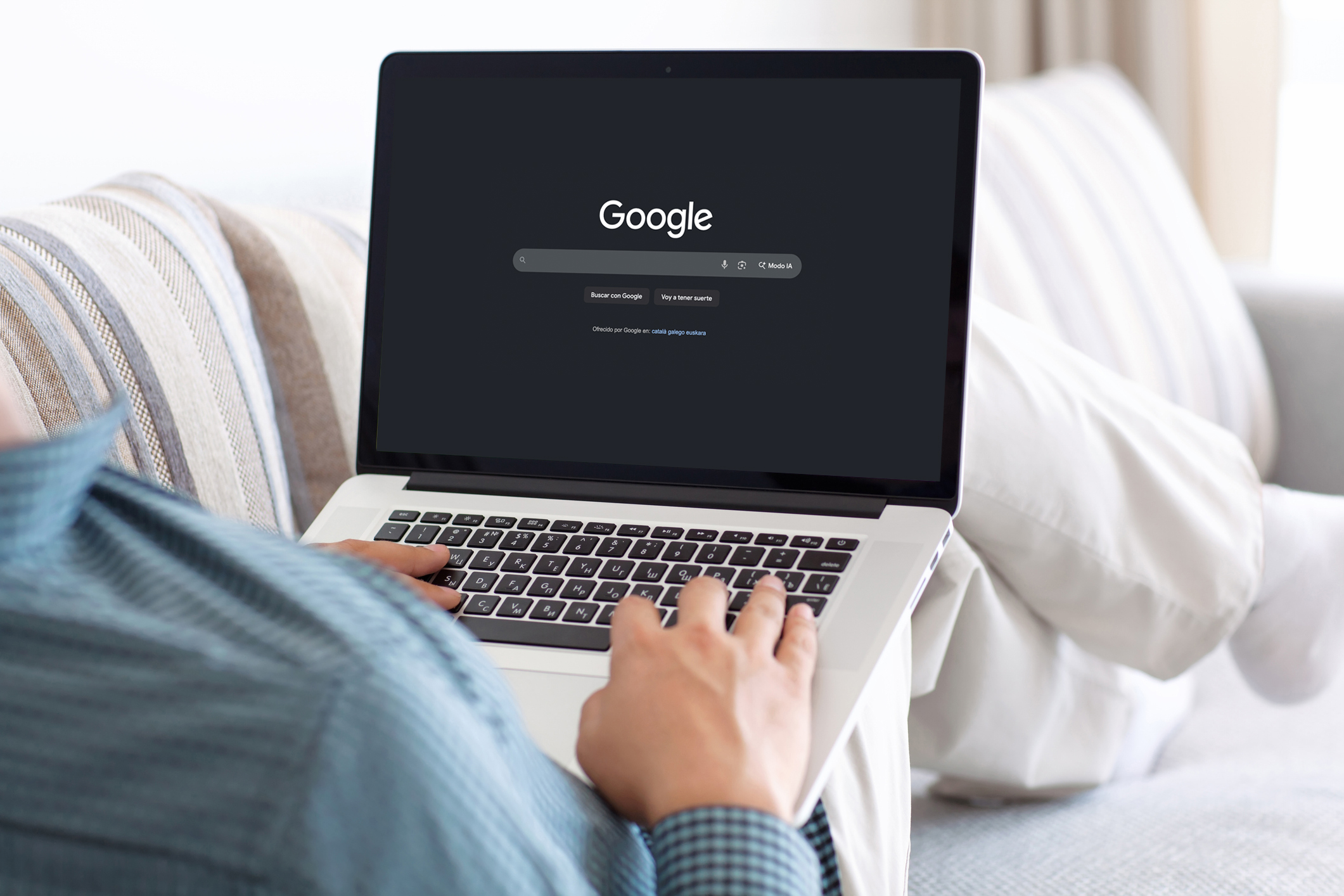 Búsqueda en Google desde un portátil para estrategia SEO